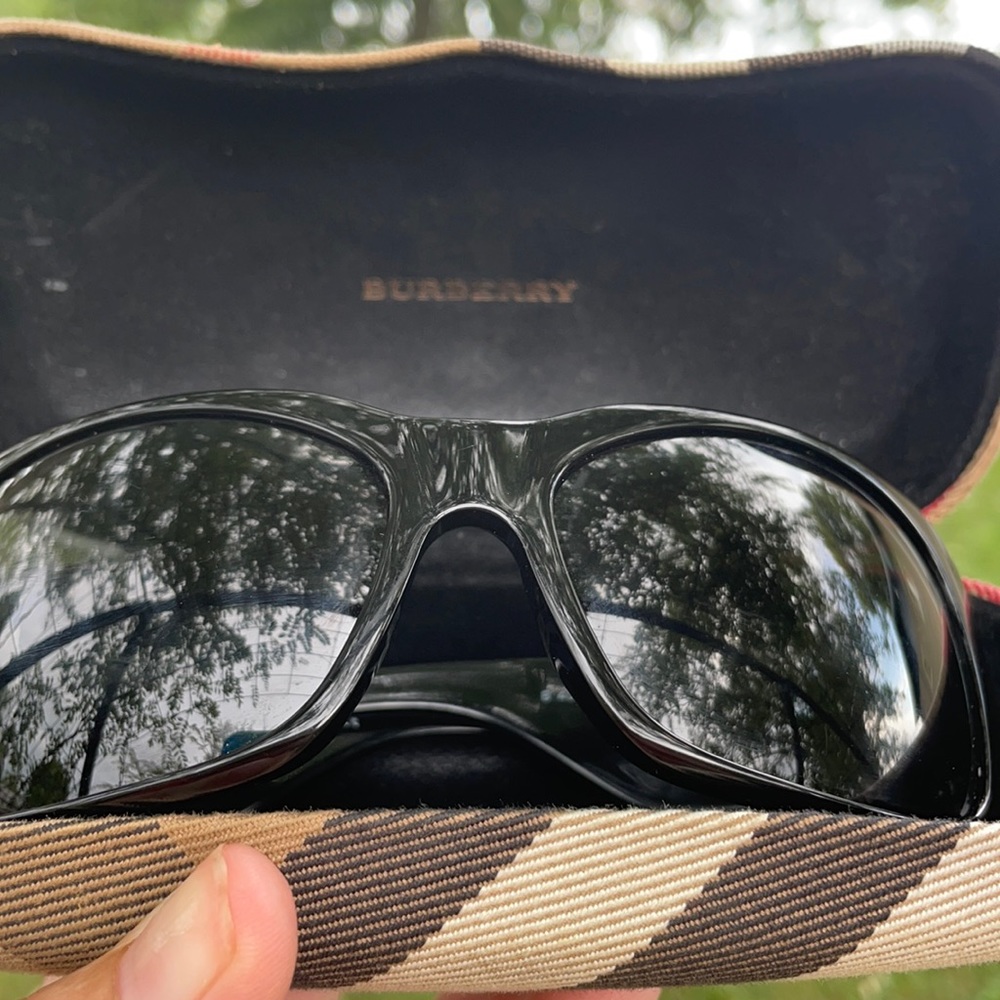 Burberry black sunglasses!!!
